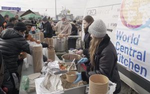 Donar comida en la frontera de Ucrania