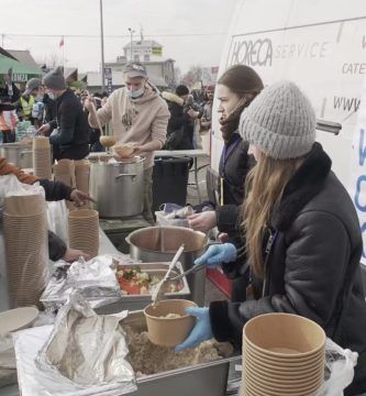 Donar comida en la frontera de Ucrania