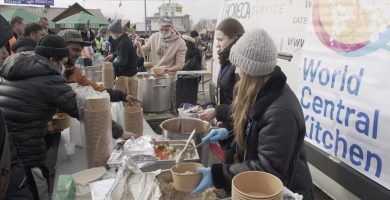 Donar comida en la frontera de Ucrania